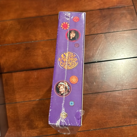 Willy Wonka & the Chocolate Factory Three-Disc 40th Anniversary Collectors Combo - Picture 8 of 15